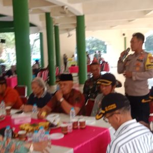 Hadir Kamis HEPI, Bhabinkamtibmas Jaticempaka Sampaikan Arahan Antisipasi Tawuran dan Balap Liar