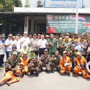 Serbuan Teritorial Kodim 0502/JU, TNI-Polri dan Pemkot Bersihkan Terminal Tanjung Priok Serta Bagikan 140 Paket Sembako