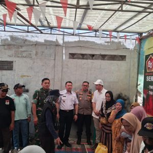 TNI dan Polri Berbagi 150 Paket Sembako untuk Korban Kebakaran di Semper Timur