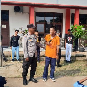 POLSEK BANTAR GEBANG MELAKSANAKAN BINLUH DAN PELATIHAN BARIS BERBARIS DI SMKN 15 KOTA BEKASI