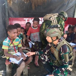 Di Sela Tugas Bela Negara, Prajurit Satgas Yonif 700/Wyc Jadi “Pahlawan Pena” bagi Anak-Anak di Gome