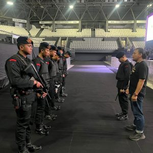 Brimob Polda Metro Jaya Pastikan Keamanan dan Kenyamanan Penonton Konser Air Supply & KLakustik Live di Tennis Indoor Senayan