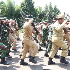 Prajurit Korem 052/Wijayakrama Tampilkan Defile Teatrikal Pejuang ’45 pada HUT ke-80 TNI