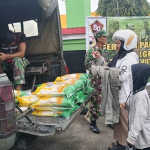 Jaga Kestabilan Harga Beras, Para Babinsa Dari Kodim 1710/Mimika Bekerja Sama Dengan Perum Bulog Terus Menjual Beras SPHP Untuk Warga Mimika