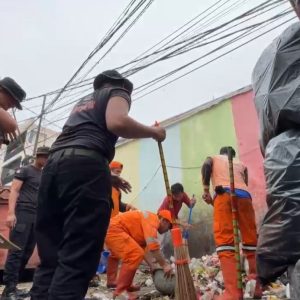 Brimob Polda Metro Jaya Gelar Jumat berkah berbagi dengan warga dan kerja bakti bersama masyarakat