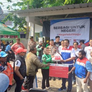 Polsek Bekasi Barat Salurkan 450 Paket Sembako kepada Ojek Online (Ojol)