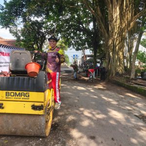 Kantor Hukum DRH & Partners Bersama Warga RW 05, RW 07 Perbaikan Jalan Komplek Yang Rusak Terkatung-katung