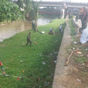 Sambut HUT TNI ke-80, Kodim 0505/JT Bersama Warga “Geruduk” Sungai Kalibata untuk Aksi Bersih-Bersih.