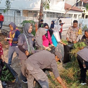 “Sabtu Bersih” Bhabinkamtibmas Jakasampurna: Wujud Nyata Kepedulian terhadap Lingkungan