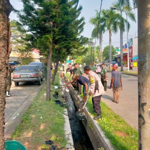 BHABINKAMTIBMAS KELURAHAN PEJUANG GELAR GIAT K3 BERSAMA WARGA UNTUK CIPTAKAN LINGKUNGAN BERSIH DAN NYAMAN