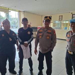 TINGKATKAN SINERGI, KAPOLSEK MEDAN SATRIA SERAHKAN SERAGAM POKDAR KAMTIBMAS KEPADA PENGURUS JAJARAN KECAMATAN MEDAN SATRIA