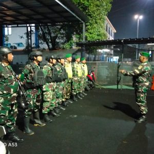Libatkan Komduk dan Tiga Pilar, Babinsa Koramil 02/Pondok Gede Ajak Warga Tingkatkan Kewaspadaan Lewat Siskamling