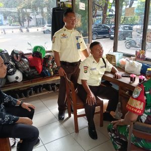 Ciptakan Kemanunggalan TNI dan Rakyat, Babinsa Koramil 01/Kranji Gencarkan Komsos dengan Warga