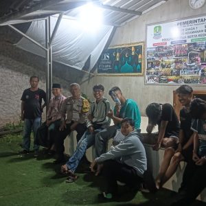 Perkuat Keamanan Malam, Bhabinkamtibmas Padurenan Kunjungi Pos Siskamling