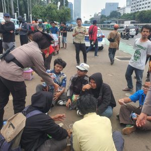 Polisi Bagi-Bagi Roti dan Air ke Massa Demo DPR