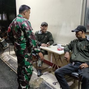 Babinsa Jatikramat Gandeng Komduk dan Tiga Pilar Intensifkan Siskamling Demi Kondusifitas Wilayah