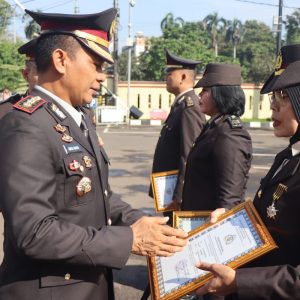 12 Anggota Sat Lantas Polres Metro Depok Terima Penghargaan dari Polda Metro Jaya