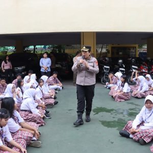 Police Goes To School: Polres Metro Jakarta Barat Bentuk Karakter Pelajar yang Tangguh dan Berprestasi