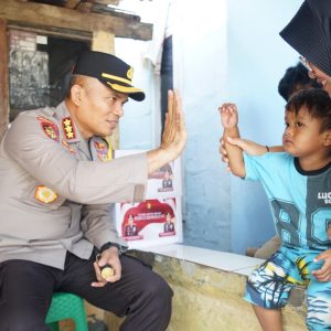 Polres Metro Bekasi Serahkan Kursi Roda untuk Penyandang Disabilitas di Pebayuran