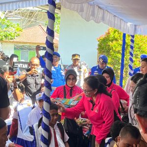 Ketua Umum Bhayangkari Salurkan 5.000 Paket Bansos, Gelar Bakti Kesehatan dan Religi di Ende, NTT