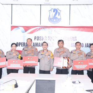 Kabid Humas Polda Metro Jaya Berikan Penghargaan untuk Personel Humas Berprestasi