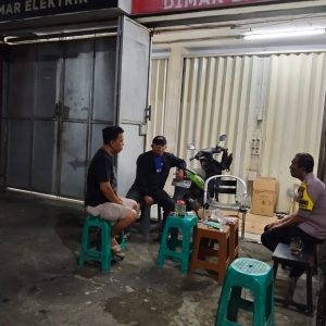 Jamin Rasa Aman Dini Hari, Bhabinkamtibmas Jatiwarna Gelar Patroli di Pondok Melati