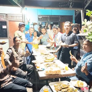 Jaga Keamanan Malam Hari, Polsek Pondok Gede Sambangi Pos Kongkow Warga Jatirahayu
