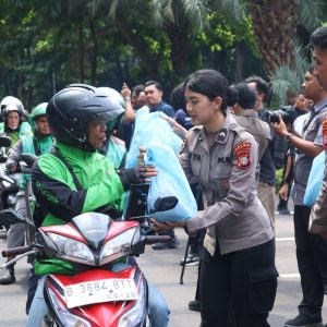 Jumat Peduli Polda Metro Jaya, Ojol Dapat Pesan Kamtibmas dari Polwan