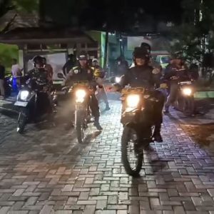 Babinsa Kaliabang Tengah Ajak Komduk dan Warga Tingkatkan Siskamling, Wujudkan Lingkungan Kondusif