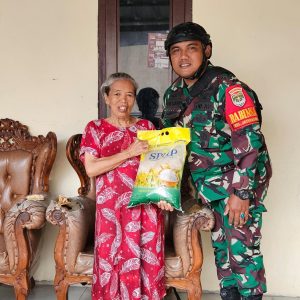 Babinsa Jatiraden Tebar Kebaikan, Jumat Berkah Ringankan Beban Dhuafa dan Yatim
