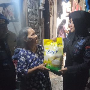 Jumat Peduli, Brimob Polda Metro Jaya Tebar Kepedulian di Tengah Masyarakat