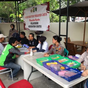 Polres Metro Bekasi Kota Gelar Bakti Kesehatan di Polsubsektor Pekayon, Layani 60 Warga