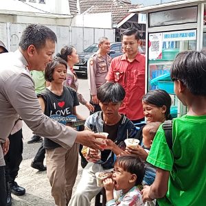 Momen Unik Ketika Kapolres Metro Bekasi Kota Bagikan Paket Sembako Wilayah Margajaya