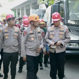 Kapolda Jatim Tinjau Evakuasi Korban Robohnya Bangunan Ponpes Al Khoziny di Sidoarjo