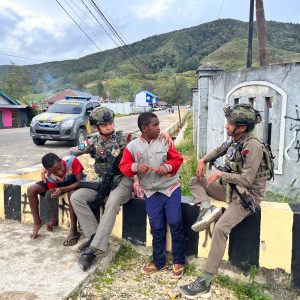 Sentuhan Humanis Satgas Ops Damai Cartenz Bersama Anak-Anak di Paniai