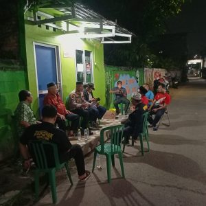 Patroli Siskamling di Kotabaru, Kapolsek Bekasi Barat Ajak Warga Guyub Jaga Lingkungan