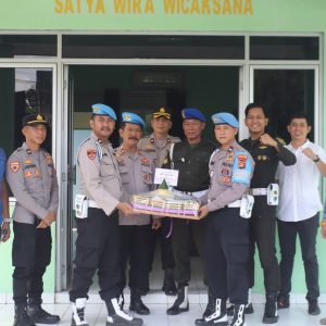 KEJUTAN HANGAT POLRES MUARA ENIM UNTUK TNI DI HARI ULANG TAHUN KE-80