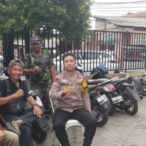 Ciptakan Rasa Aman Siang Hari, Bhabinkamtibmas Pondok Gede Patroli di Area Pertokoan Jatirahayu