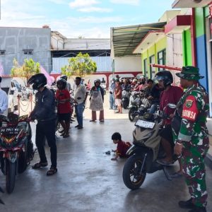 Bantu Kelancaran Operasional Saat Kelangkaan BBM, Babinsa Koramil 1710-02/Timika Bantu Tertibkan Antrian Di SPBU