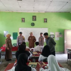 Pastikan Program Berjalan Lancar, Polsek Jatisampurna Monitoring Penyaluran Makan Bergizi Gratis di SDN II