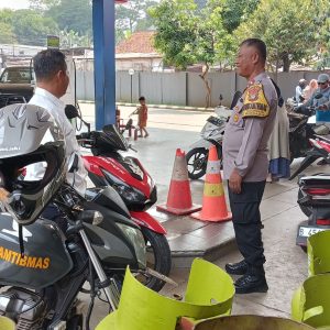Tingkatkan Kewaspadaan, Bhabinkamtibmas Bantargebang Sambangi SPBU Padurenan