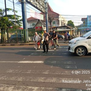 Polsek Jatisampurna Laksanakan Gatur Lalin untuk Antisipasi Kemacetan di Pagi Hari
