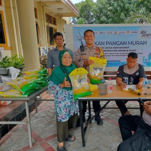 Gerakan Pangan Murah Polri: Warga Antusias Beli Beras Murah di Polsek Kemayoran