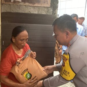 “Gelar Bakti Kesehatan”, Kapolres Metro Bekasi Kota Juga Menyalurkan Paket Sembako Ke Warga
