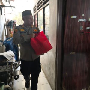 Berbagi dan Peduli, Kapolsek Bekasi Barat Berikan Bantuan Kepada Lansia