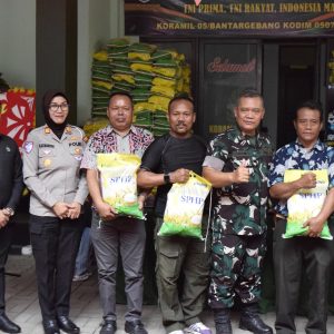 Wujud Kepedulian di HUT ke-80 TNI, Koramil 05/Bantargebang Gelar Bazar Beras Murah untuk Ringankan Beban Warga