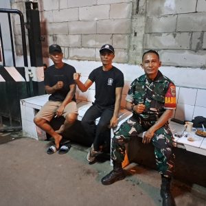 Wujudkan Lingkungan Aman dan Kondusif, Babinsa Koramil 01/Kranji Bersama Tiga Pilar Gencar Laksanakan Patroli Malam dan Monitoring Siskamling