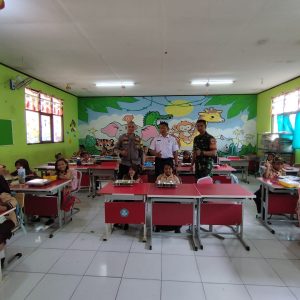 Pastikan Distribusi Tepat Sasaran, Polsek Jatisampurna Monitoring Penyaluran Makan Bergizi Gratis