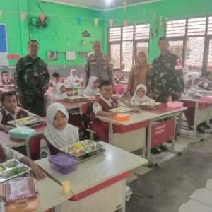 Bhabinkamtibmas Jatirangga Memantau Penyaluran Makan Bergizi Gratis Ponpes Miftahul Jannah