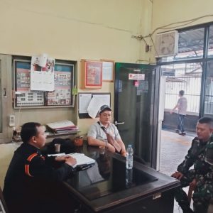 Dekat dan Peduli, Babinsa Koramil 03/Teluk Pucung Perkuat Kemanunggalan TNI–Rakyat Lewat Giat Komsos Rutin di Wilayah Binaan